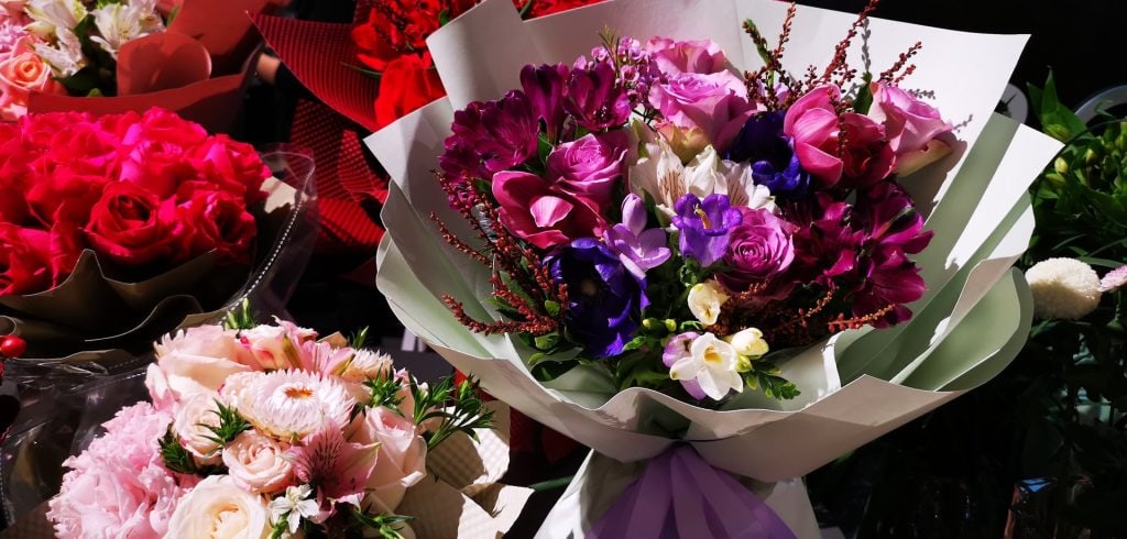How to Express Love with Romantic Flower Arrangements