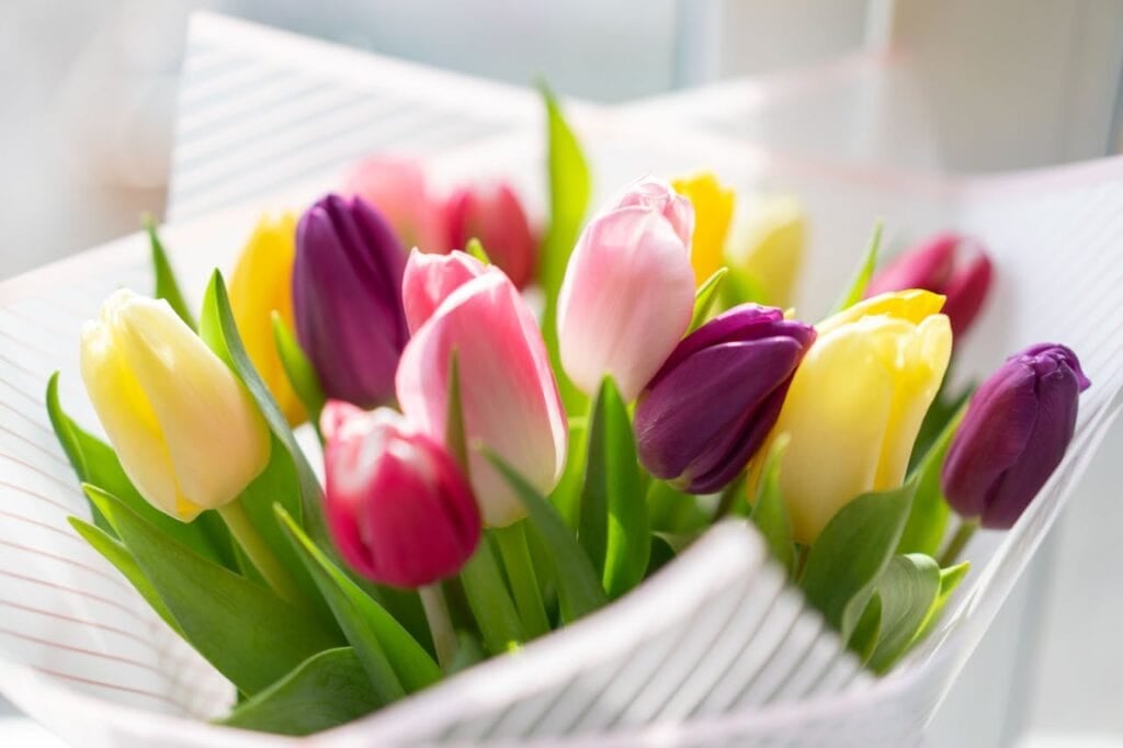 What to Think About Before Sending Thinking of You Flowers