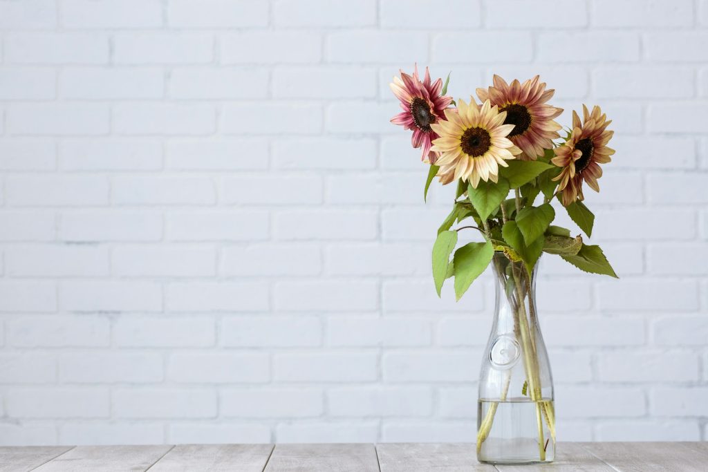 How to Choose the Right Flowers in Vases for Every Room